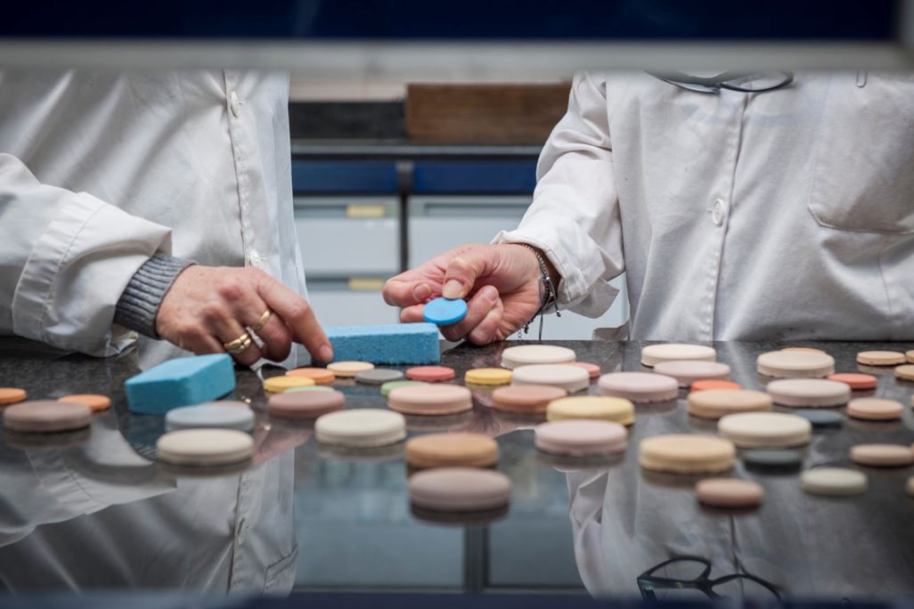 Technical service for the coloring of building materials