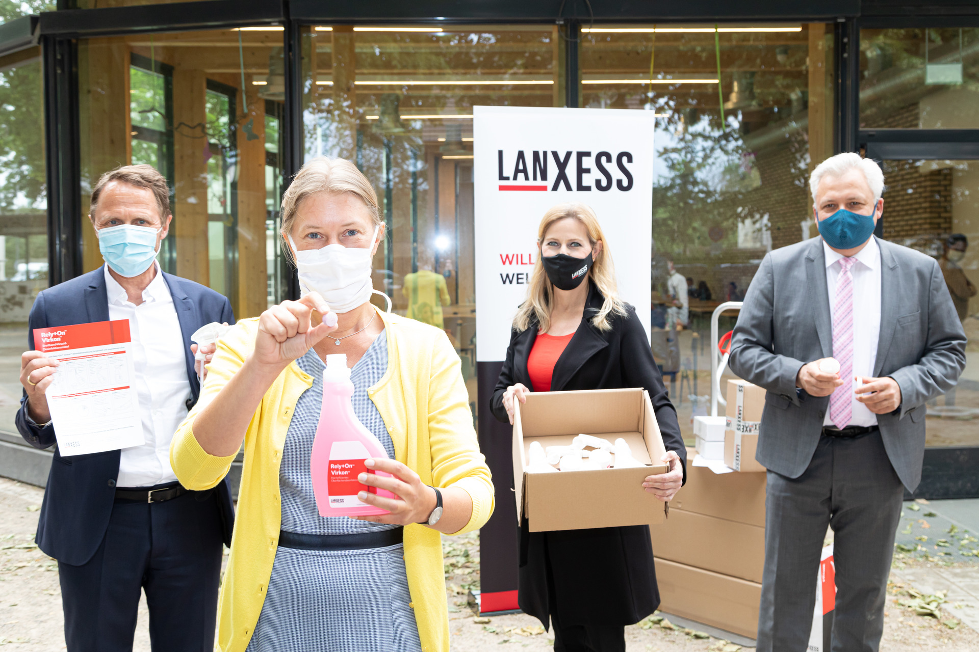 Lanxess Versorgt Leverkusener Schulen Und Offentliche Einrichtungen Mit Desinfektionsmittel