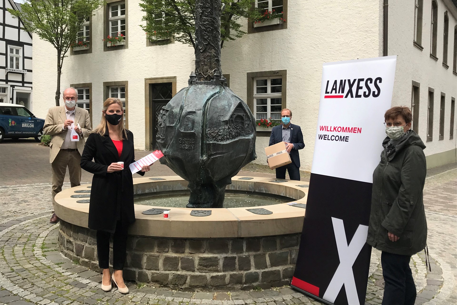 Nina Hasenkamp (2nd from left in the picture), head of the LANXESS education initiative, representing all the schools in Brilon, hands over a package containing the disinfectant Rely+On Virkon to the Mayor of Brilon, Dr. Christof Bartsch, and the headmaster of Petrinum Gymnasium,
Johannes Droste. Also present was Christina Hoppe, Head of the Schools and Sports Department.