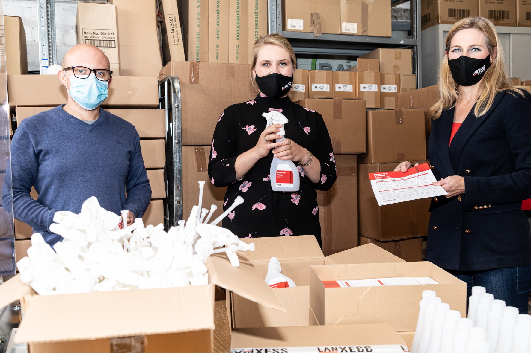 Anneliese Bischof (centre), head of the business with
disinfectants, and Nina Hasenkamp, head of the LANXESS education initiative,
packaging together with Michael Brand from the
Leverkusen-based forwarding agent Brand is making the Rely+On-Virkon donations for all
Schools in the vicinity of the LANXESS sites.