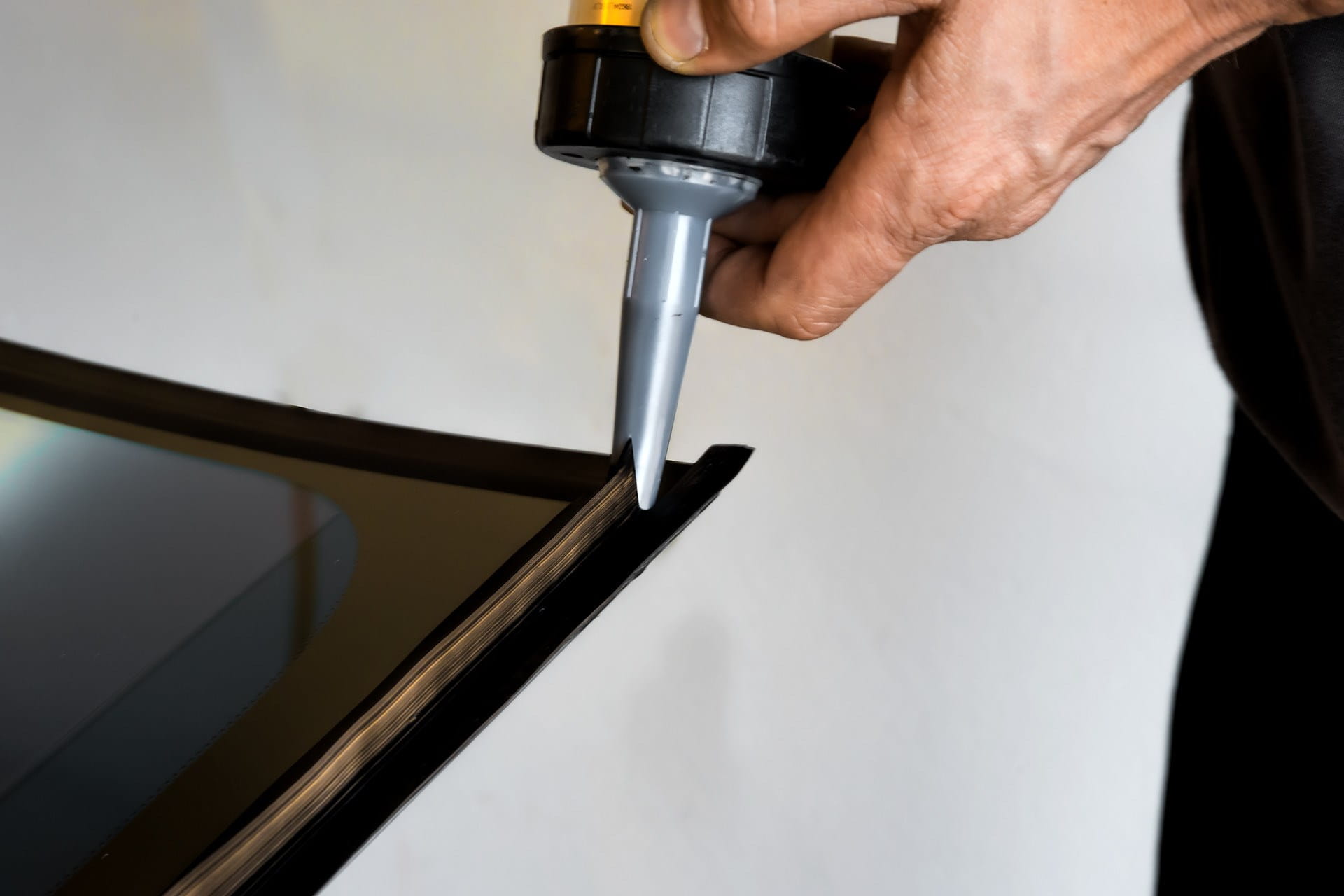 Gluing a car glass