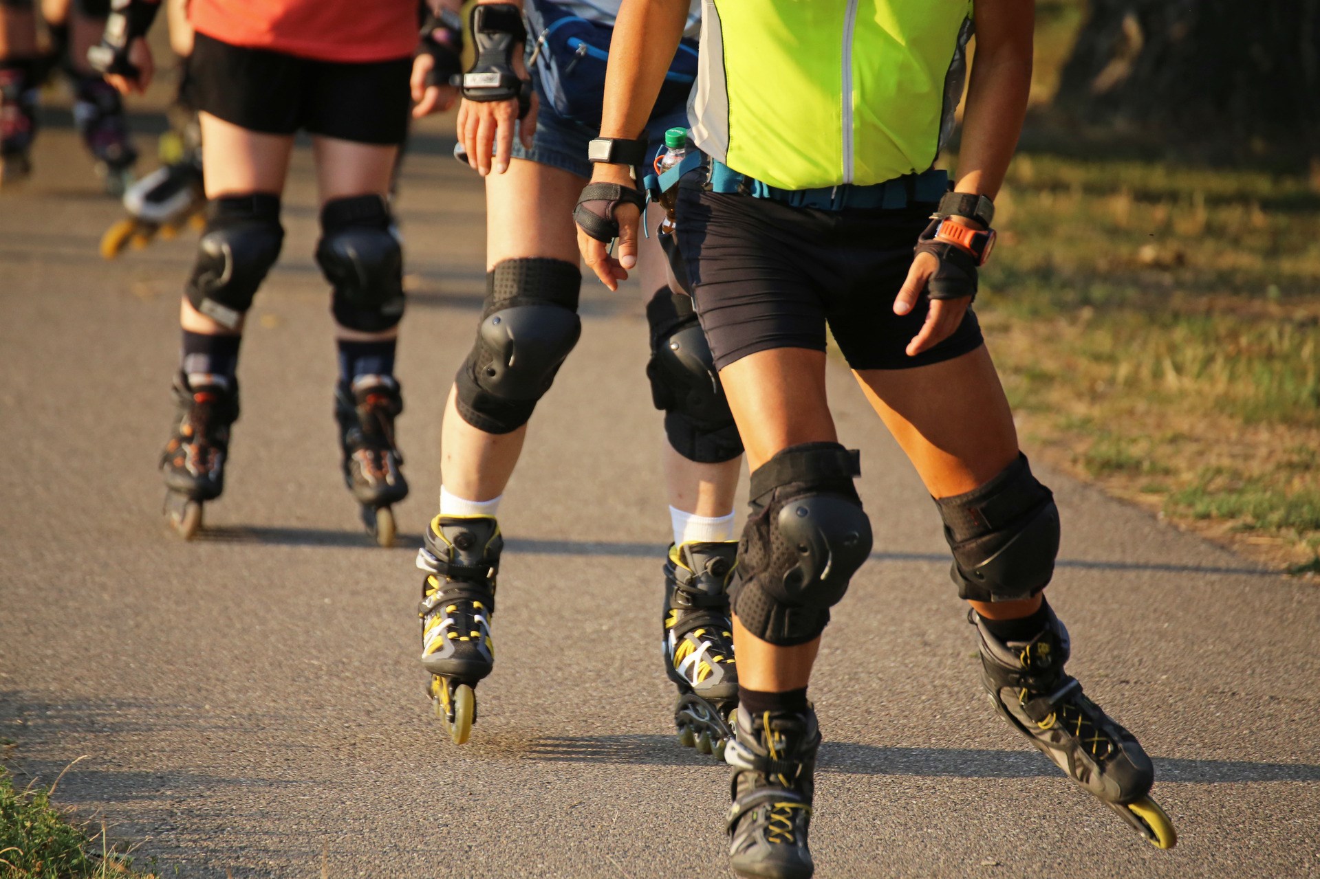 Group of people skates inline
