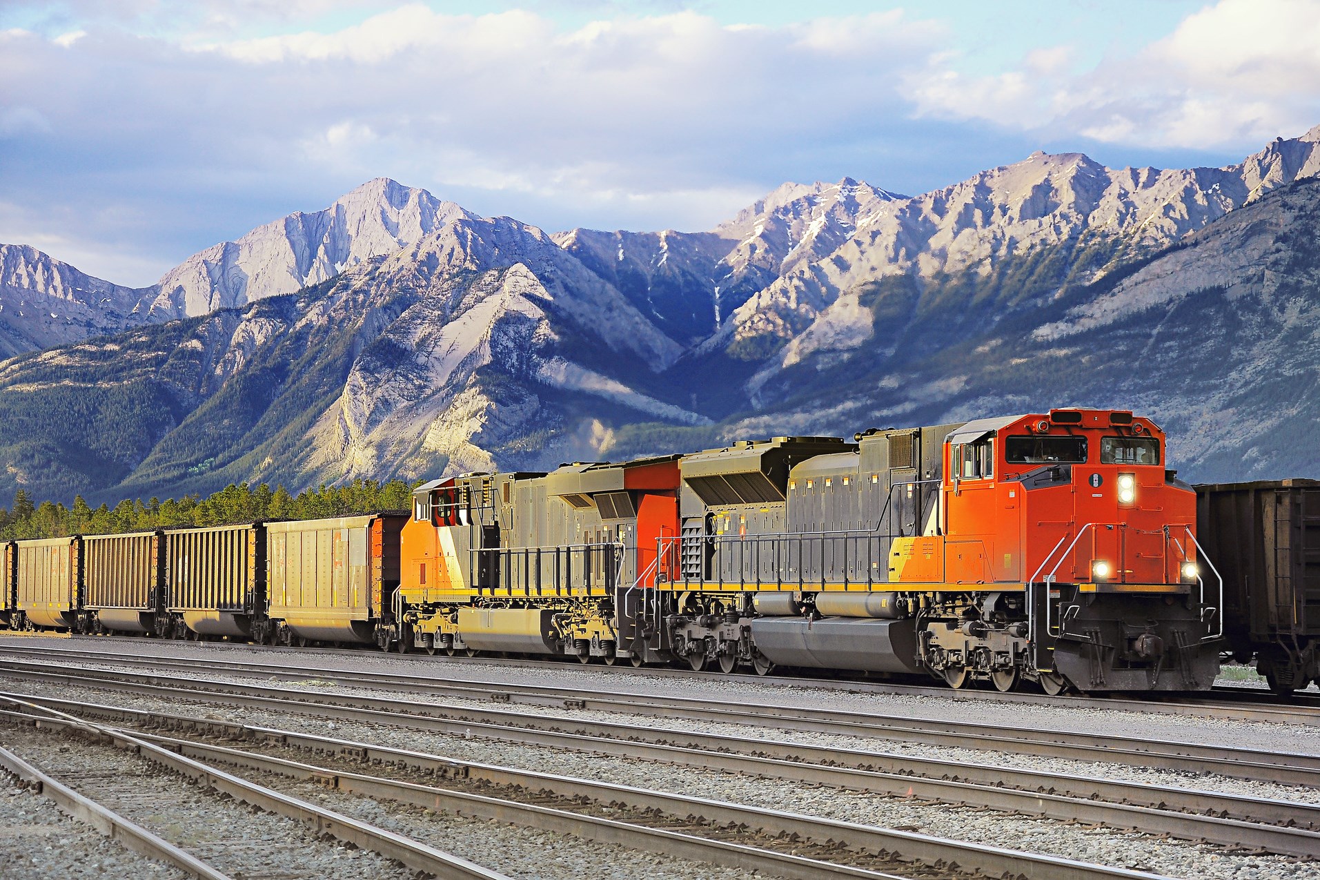 Freight train arrives to Jasoer.