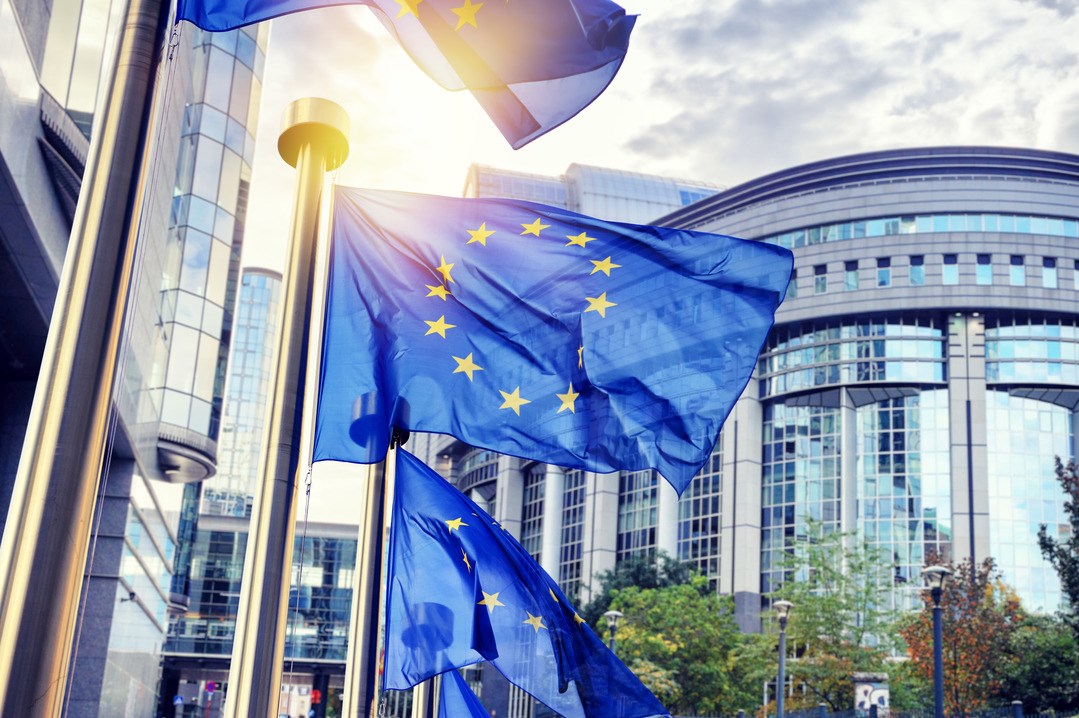 EU-Flaggen wehen vor dem Gebäude des Europäischen Parlaments in Brüssel