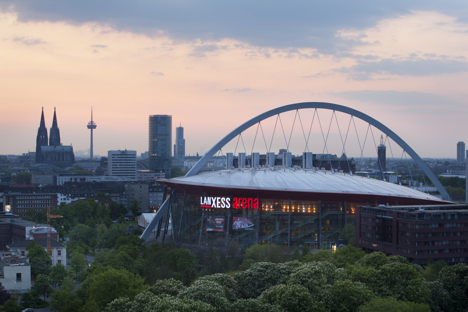 LANXESS Arena in Köln bei Nacht