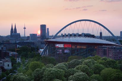 LANXESS Arena in Köln bei Nacht