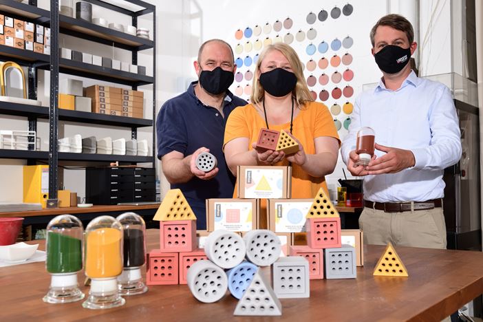 Christoph Schmidt (right), LANXESS Inorganic Pigments business unit, together with Diana Schmidt-Grellroth and Bernd Grellmann from the Grellroth company, presents the possible applications of pigments in bee houses.