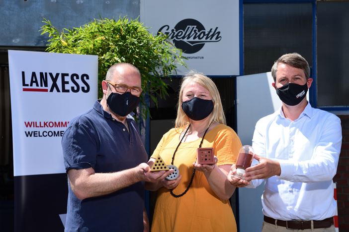 Christoph Schmidt (right), LANXESS Inorganic Pigments business unit, together with Diana Schmidt-Grellroth and Bernd Grellmann from the Grellroth company, presents the possible applications of pigments in bee houses.