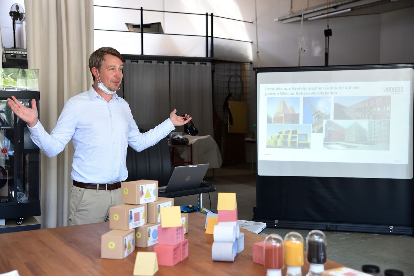 Christoph Schmidt from the LANXESS Inorganic Pigments business unit explains how iron oxide pigments are produced from metal chips.