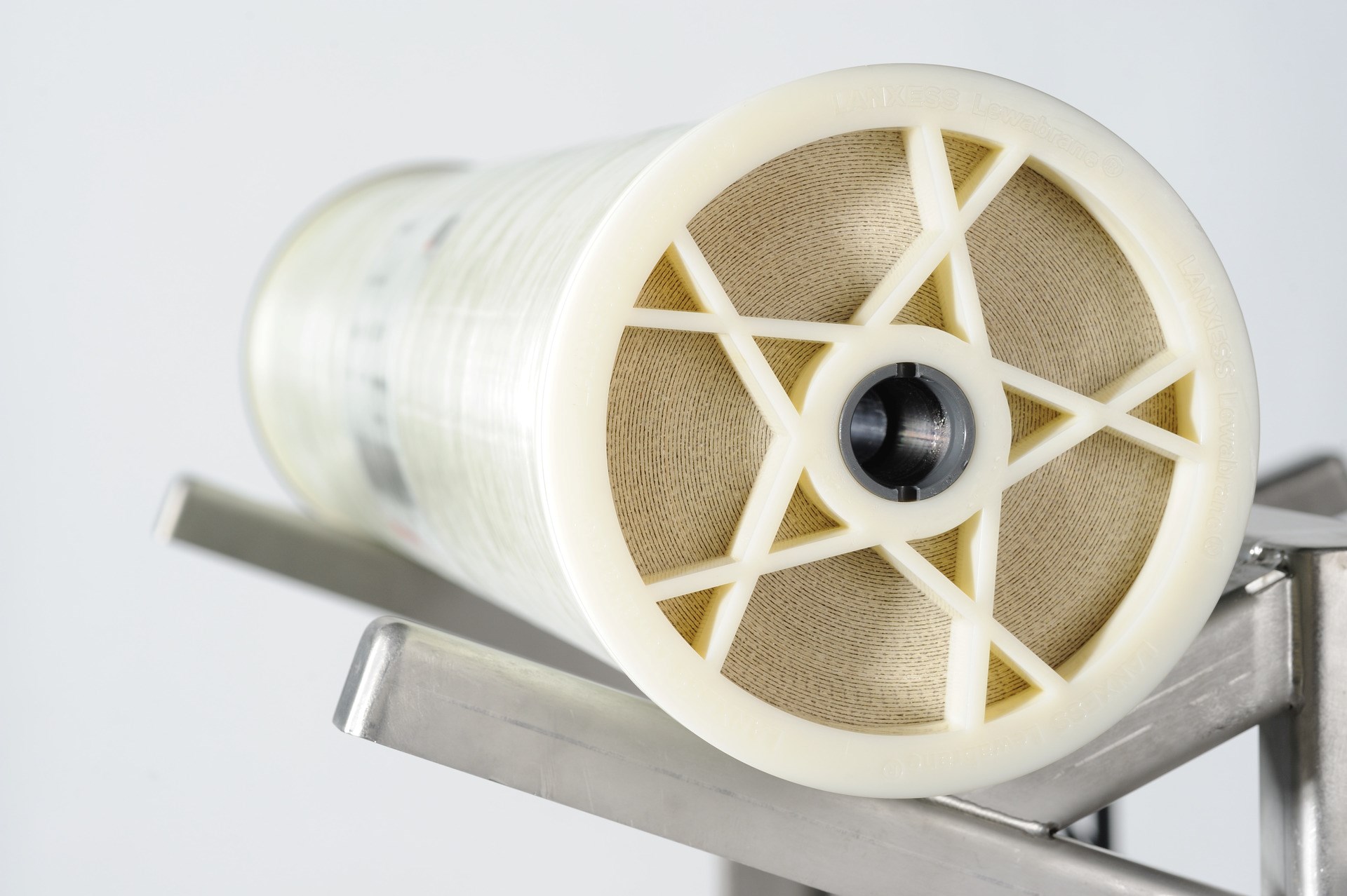 At its Bitterfeld site, Germany, LANXESS produces membranes for water treatment under the brand name Lewabrane.