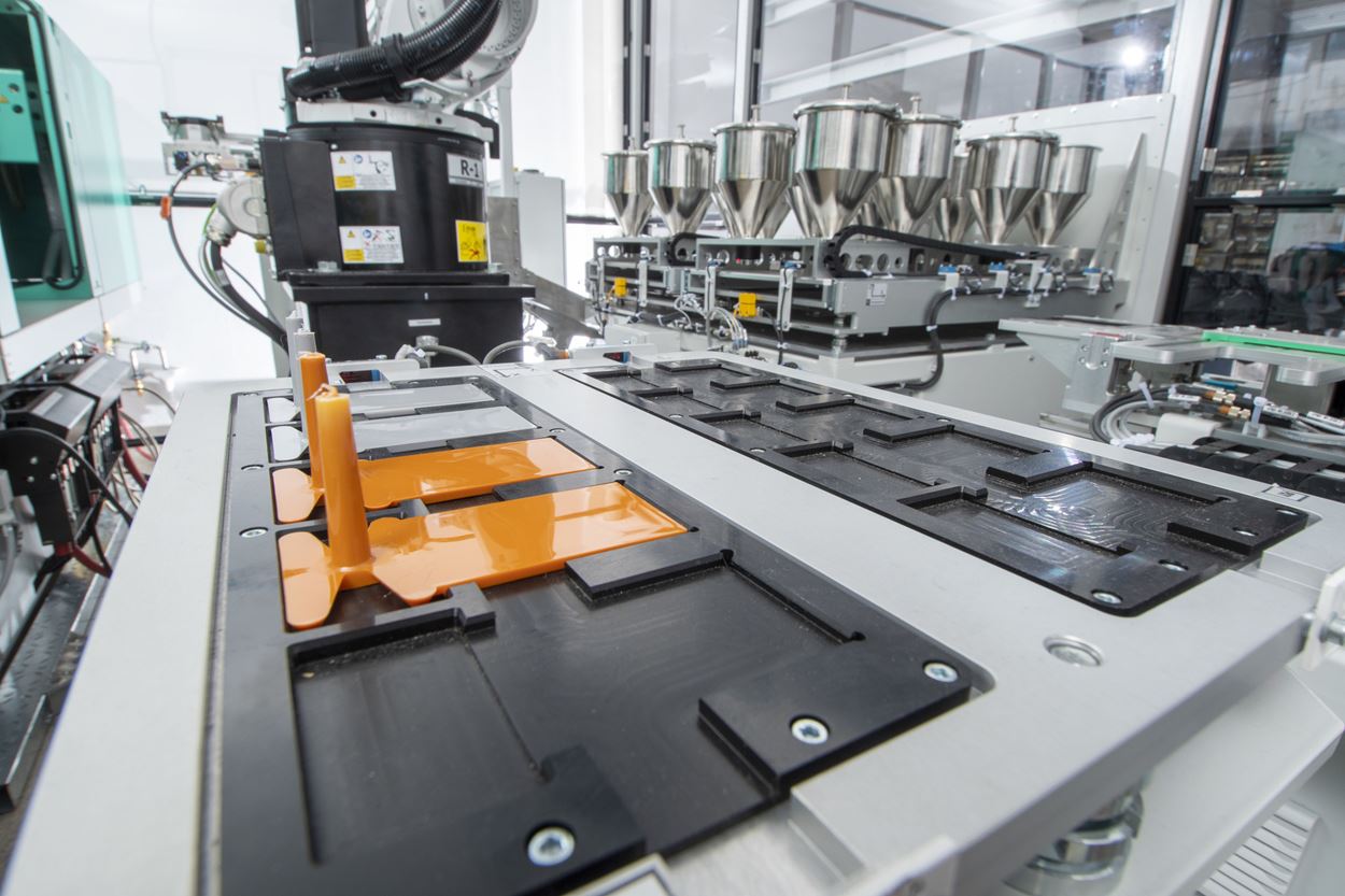 Automated measurements of their thermal stability in plastic applications.From sample-loading to colorimetric analysis, all necessary modules can be automated controlled.