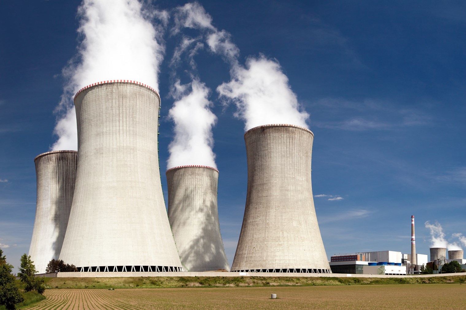 Nuclear power plant and cooling towers
