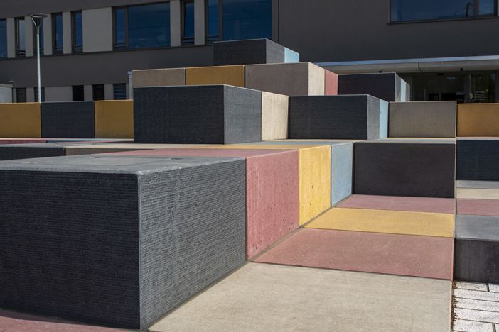 Öffentlicher Platz in Augusburg, Deutschland, bestehend aus Beton-Kuben eingefärbt mit Bayferrox Pigmenten