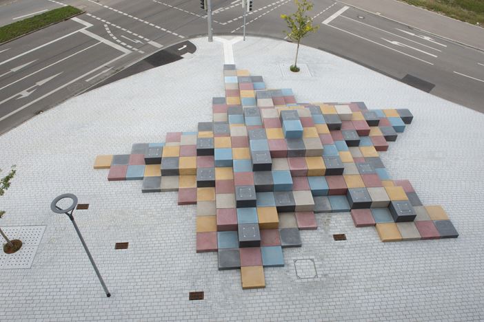 Öffentlicher Platz in Augusburg, Deutschland, bestehend aus Beton-Kuben eingefärbt mit Bayferrox Pigmenten