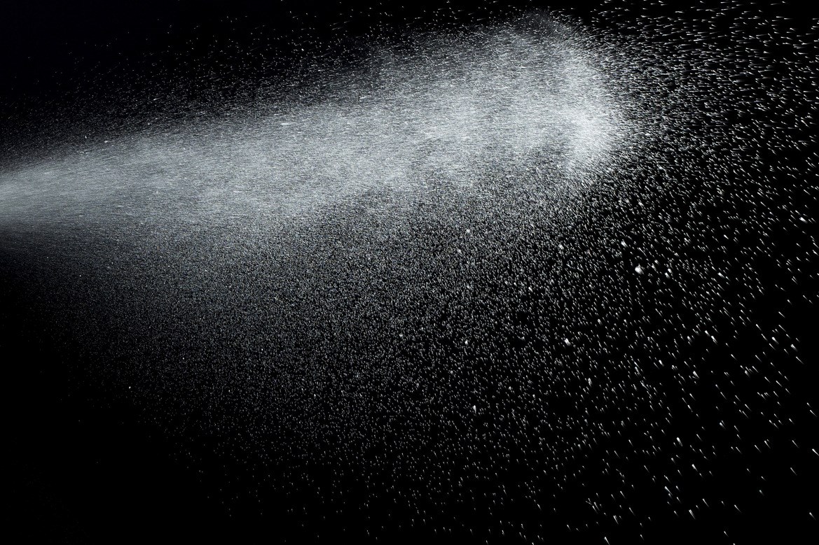 Spray mist of cleaning agent