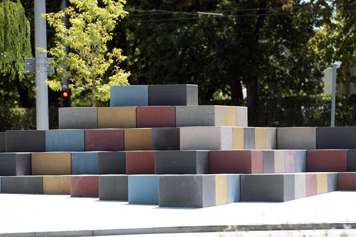 Öffentlicher Platz in Augusburg, Deutschland, bestehend aus Beton-Kuben eingefärbt mit Bayferrox Pigmenten