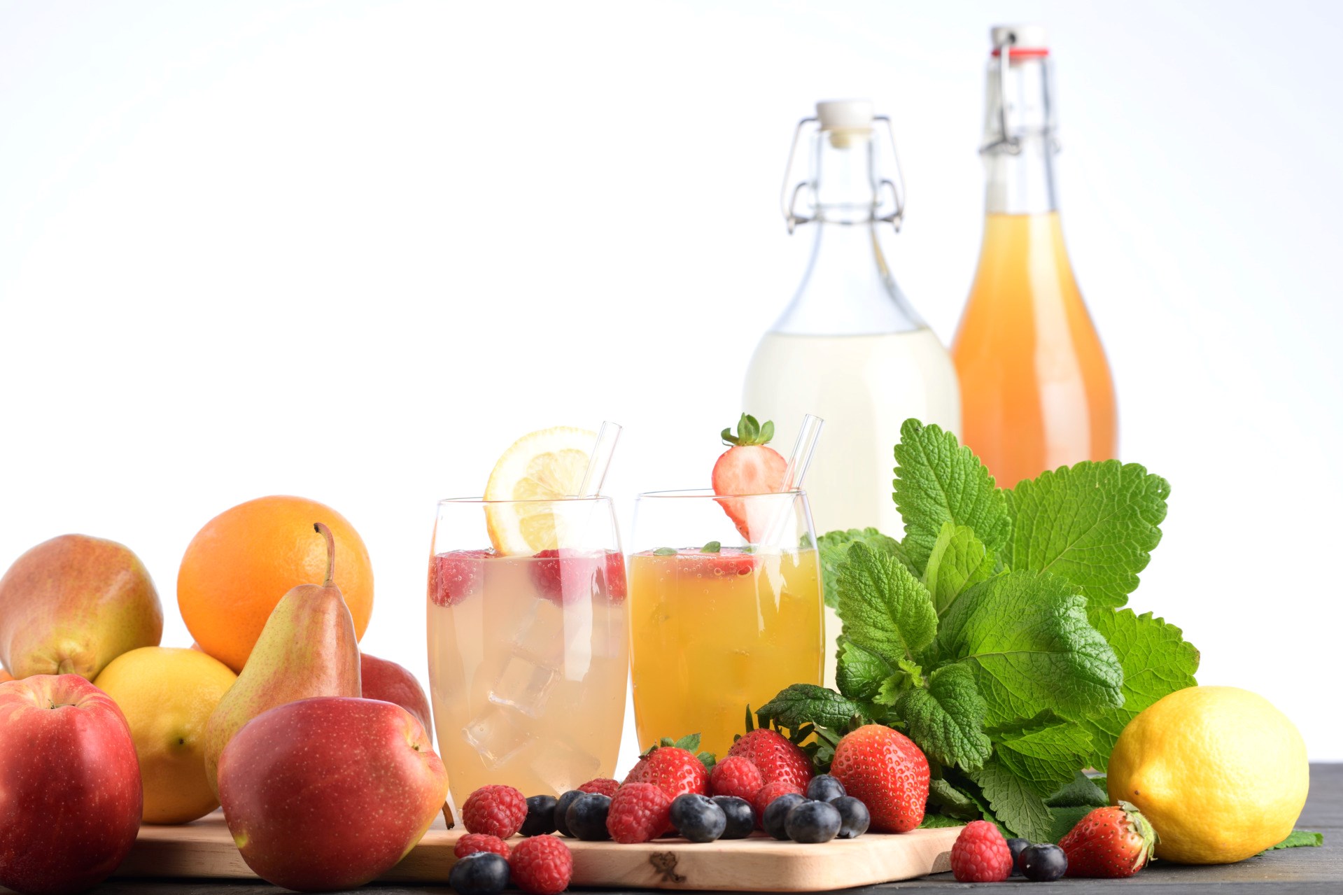 Soft drinks with ice and fresh fruit