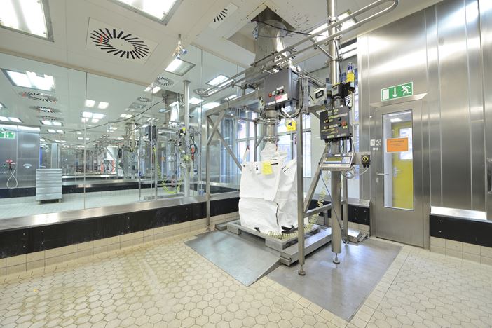 Feststoffabfüllungen von Zwischenprodukten und Wirkstoffen in Big-Bags bei der Saltigo GmbH in Leverkusen unter Reinraumbedingungen.
