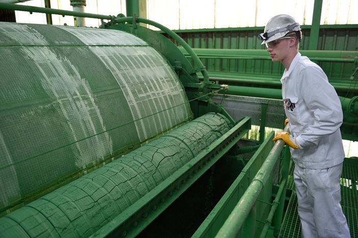 Chemikant der Business Unit Inorganic Pigments an den Produktionsanlagen im Chrombetrieb.