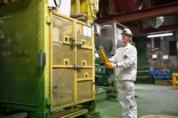 Chemikant der Business Unit Inorganic Pigments an den Produktionsanlagen im Chrombetrieb.