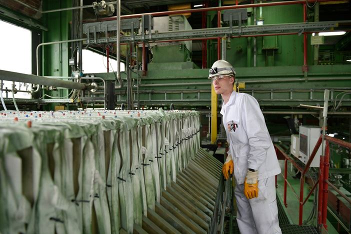 Chemikant der Business Unit Inorganic Pigments an den Produktionsanlagen im Chrombetrieb.
