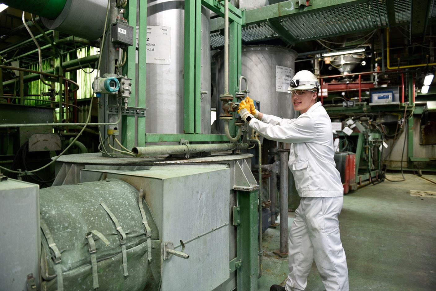 Chemikant der Business Unit Inorganic Pigments an den Produktionsanlagen im Chrombetrieb.