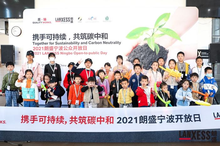 LANXESS veranstaltete an seinem Standort Ningbo, China,  einen Tag der offenen Tür unter dem Motto Gemeinsam für Nachhaltigkeit und Klimaneutralität".