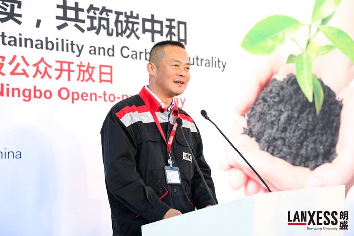 Dr. Cheng Xu, Leiter der LANXESS Business Unit Inorganic Pigments, APAC, General Manager des Standorts Ningbo, hielt bei der Eröffnungszeremonie zum Tag der offenen Tür eine Rede.