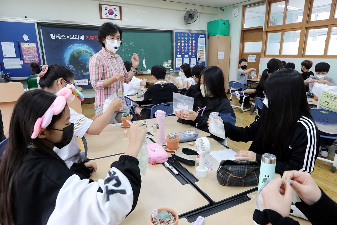 Schüler der Seoul Daelim Grundschule nahmen an der "LANXESS Klimaschule" teil und lernten, wie man im täglichen Leben Umwelt- und Klimaschutz betreiben kann.
