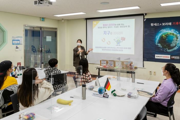 Schüler der Seoul Daelim Grundschule nahmen an der "LANXESS Klimaschule" teil und lernten, wie man im täglichen Leben Umwelt- und Klimaschutz betreiben kann.