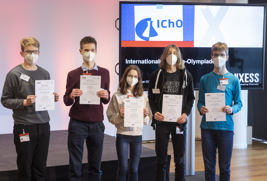 Chemieolympiade 2022, Feierstunde, Urkundenverleihung, Yvonne Gebauer, Stephanie Coßmann, 23.2.2022, Tower, Gruppenfoto Landessieger, Bundesfinale