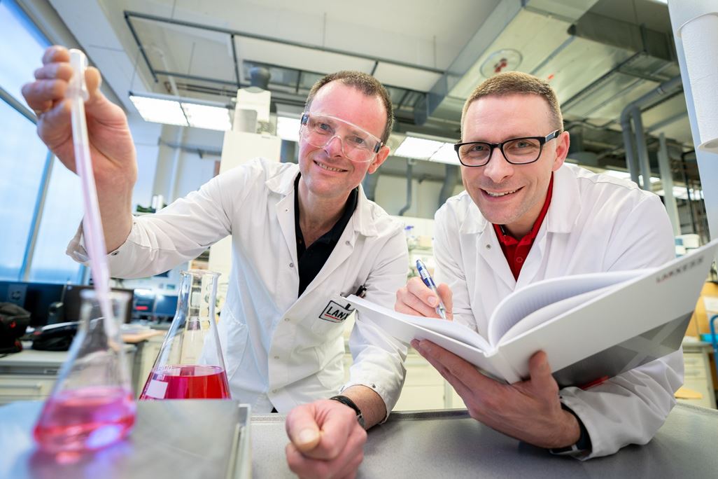 Stefan Spitzley together with Maik Zander in the laboratory