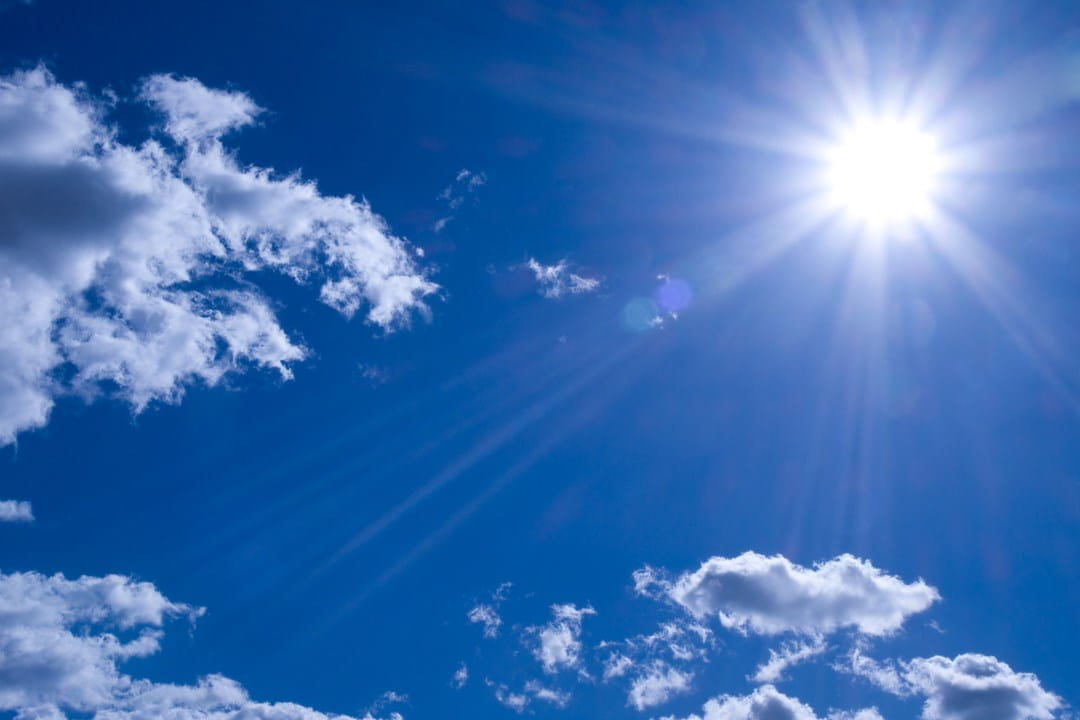 Mittagssonne am blauen Himmel