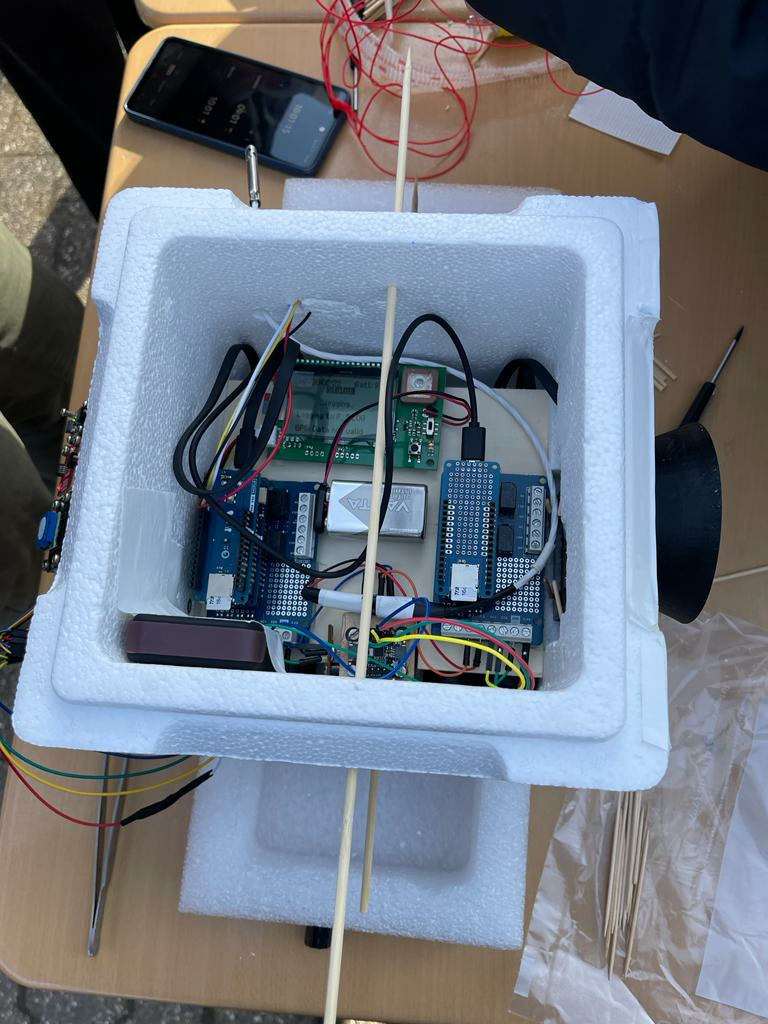 The students' self-built technology ensures in-flight data collection of the stratospheric balloon.