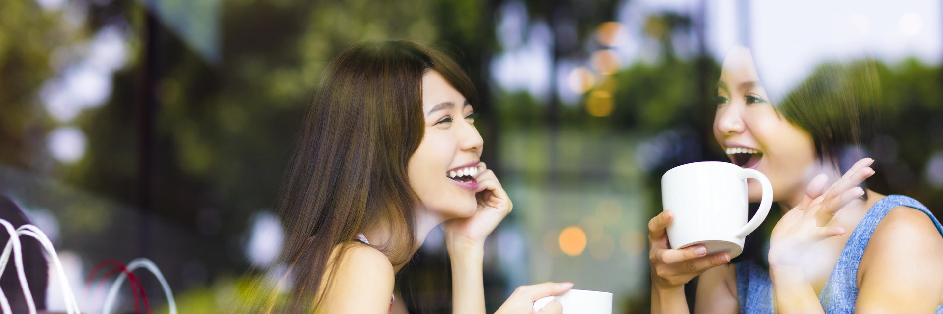 two young woman chatting in a coffee shop