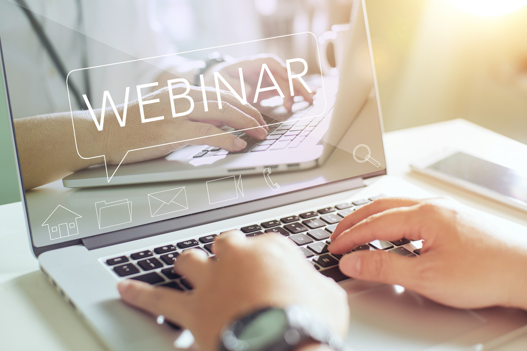 Geschäftsmann bei der Arbeit am Laptop mit Webinar-Website auf dem Bildschirm , Online-E-Business-Konzept . hautnah und ausgewählter Schwerpunkt .