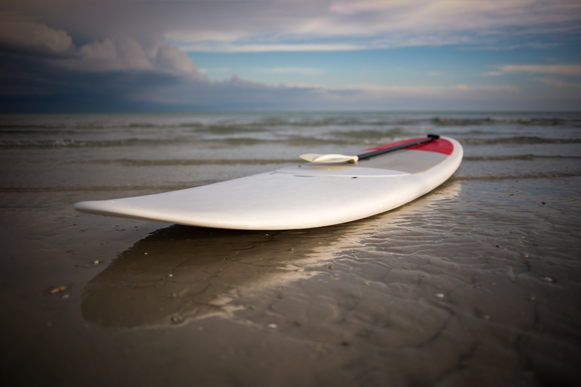 Surfbrett auf dem Sand