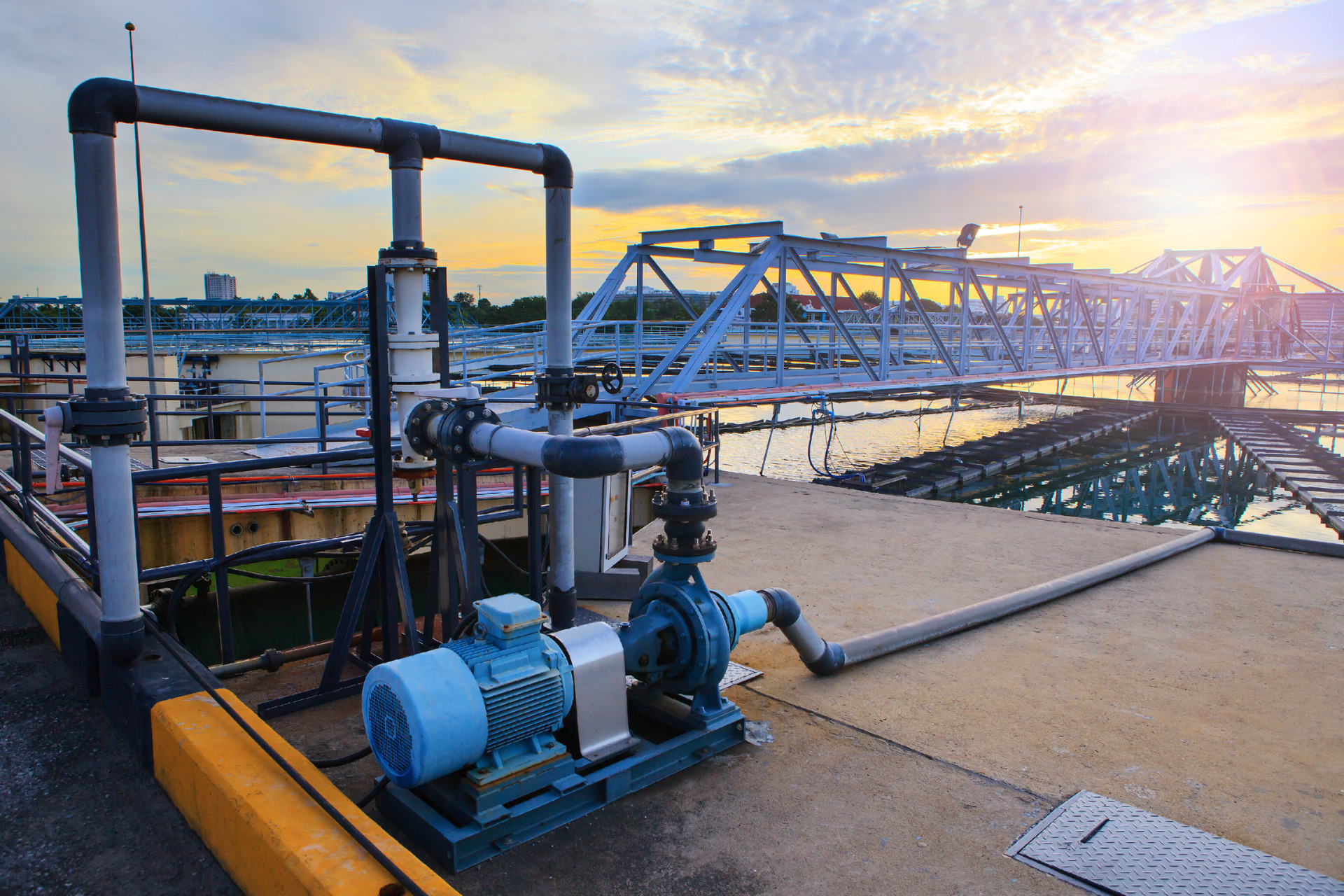 Großer Wasserversorgungstank im Werksgelände der städtischen Wasserwerksindustrie