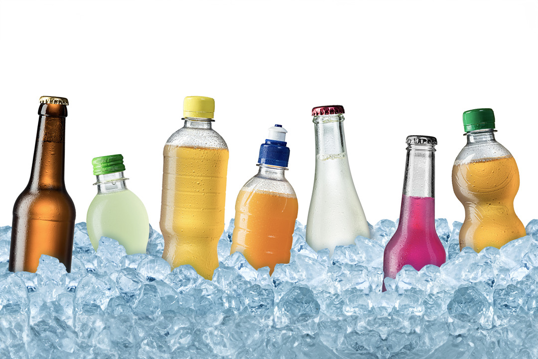 Reihe bunter softdrinks auf crushed Ice