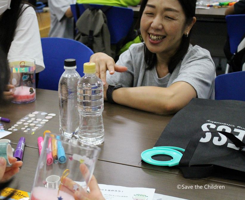 Ein LANXESS Mitarbeiter hilft den Kindern beim Bau ihres eigenen Öko-Gartens beim Science Wrokshop, der von LANXESS und Save the Children Japan organisiert wird.
