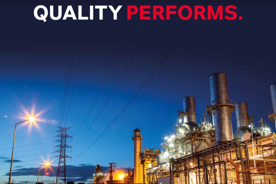 Produktionsstandort bei Nacht mit Quality Performs Claim für GeoBrom-Safety-Handling-Broschüre (PLA)