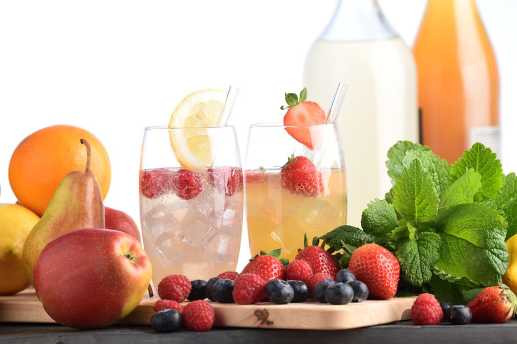 Erfrischungsgetränke mit Eis und frischen Früchten