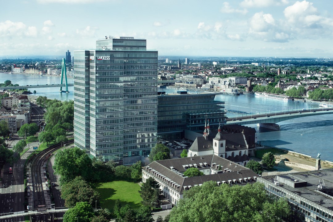 Seit dem 1. August 2013 steuert der Spezialchemie-Konzern LANXESS offiziell seine weltweiten Geschäfte vom Kölner LANXESS Tower aus.