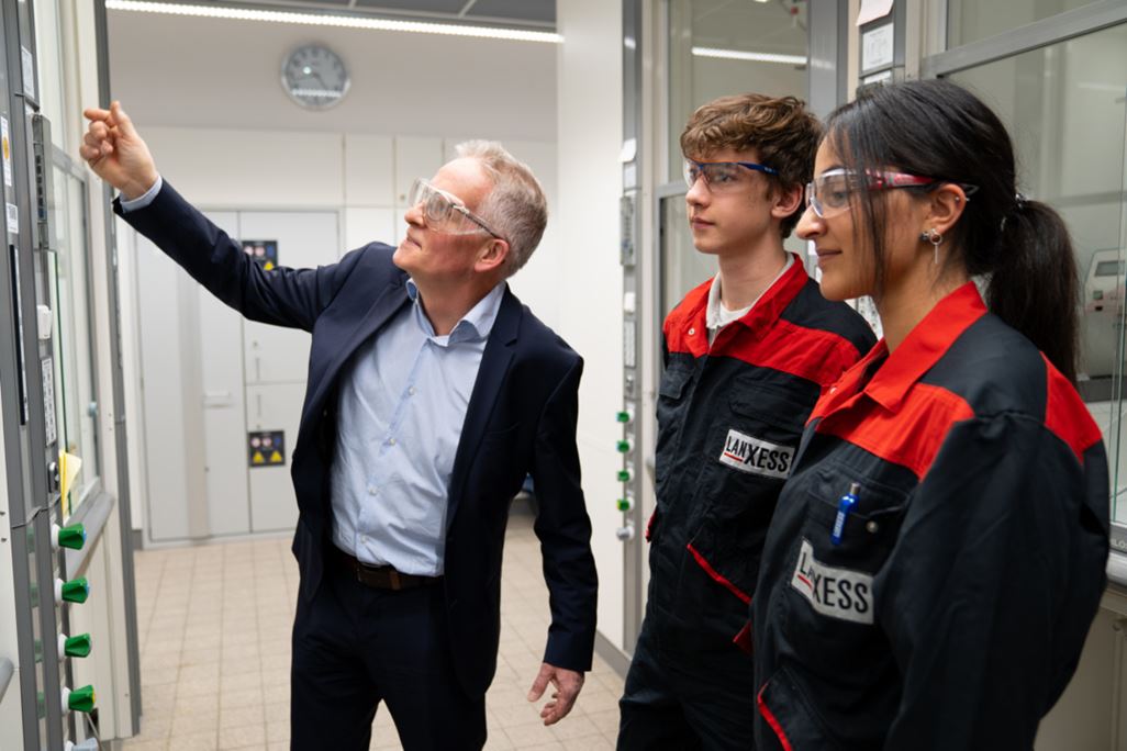 Dr. Hermann Sicius with trainees in the training laboratory in Leverkusen