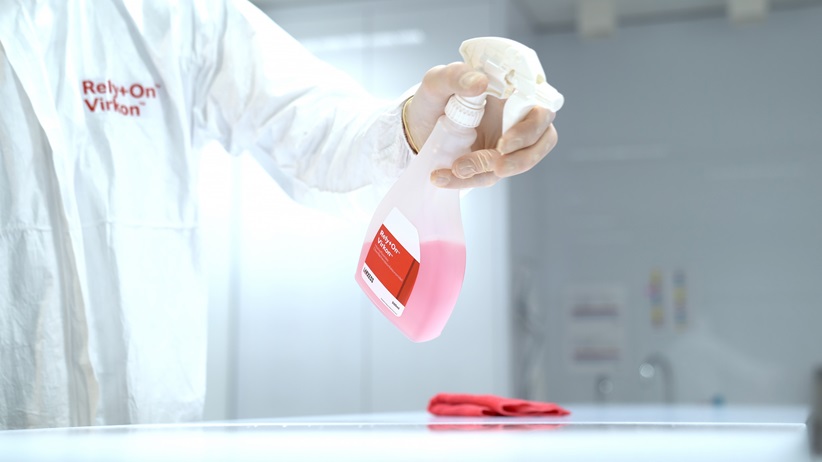 Rely+On Virkon ist ein  Desinfektionsmittel für feste Oberflächen. Es kann an Bahnhöfen, Flughäfen, Krankenhäusern usw. eingesetzt werden, um das Risiko einer Kontamination, z.B. mit dem Coronavirus zu reduzieren.