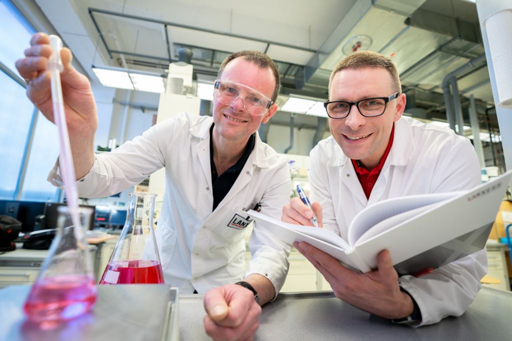 Stefan Spitzley together with Maik Zander in the laboratory