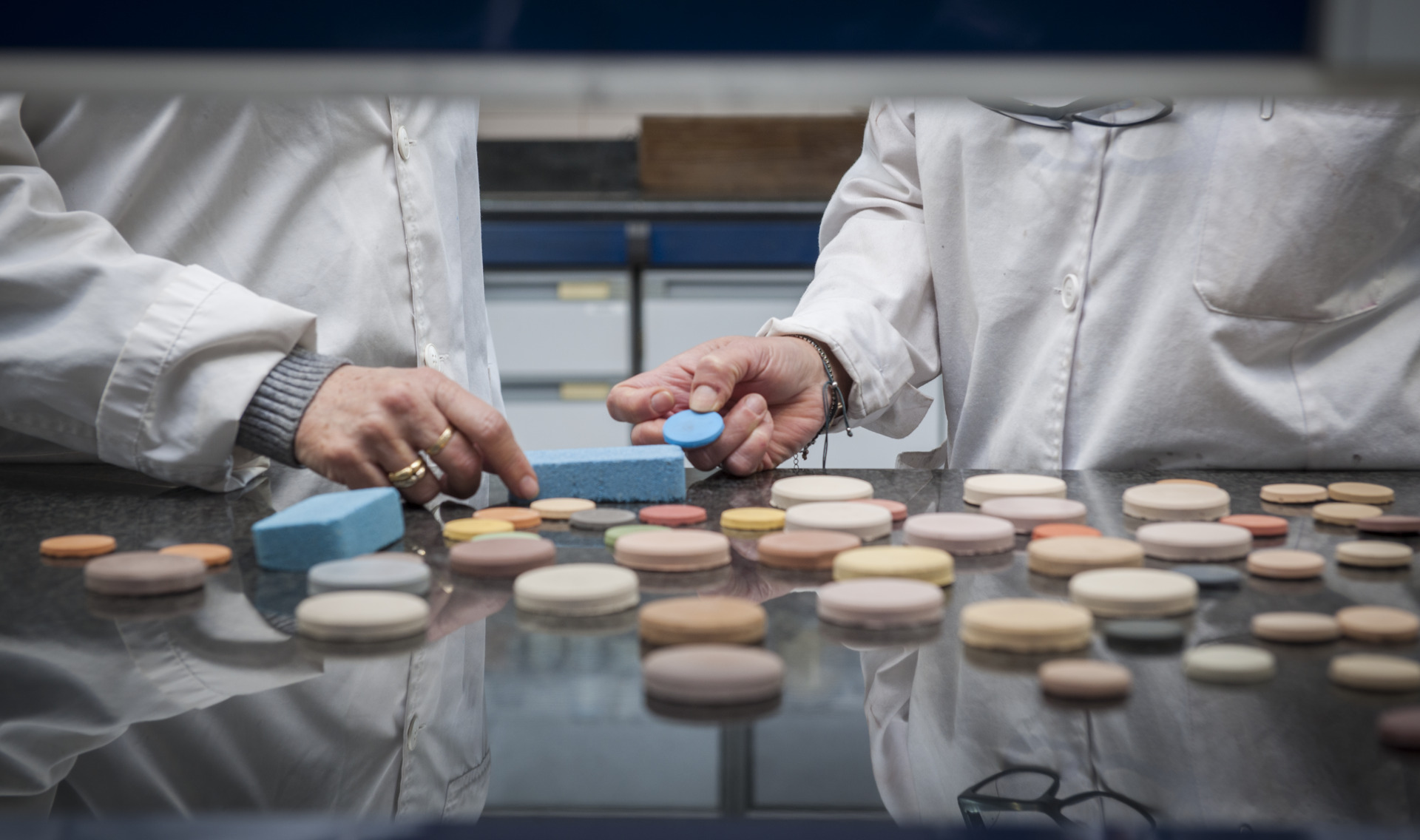 Technical service for the coloring of building materials