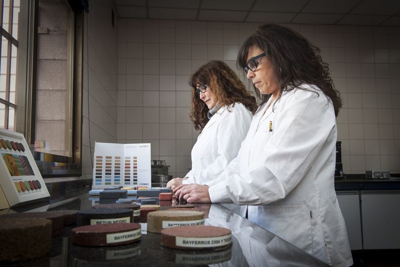 Technical service for the coloring of building materials