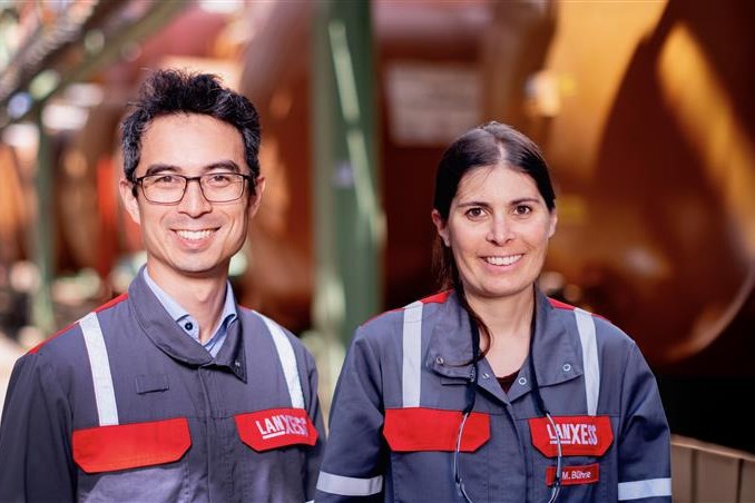 Dr. Oliver Grotkopp, 1. Plant Manager Mesamoll Betrieb, Krefeld-Uerdingen Dr. Miriam Bührle, 2. Plant Managerin Mesamoll Betrieb, Krefeld-Uerdingen retouched