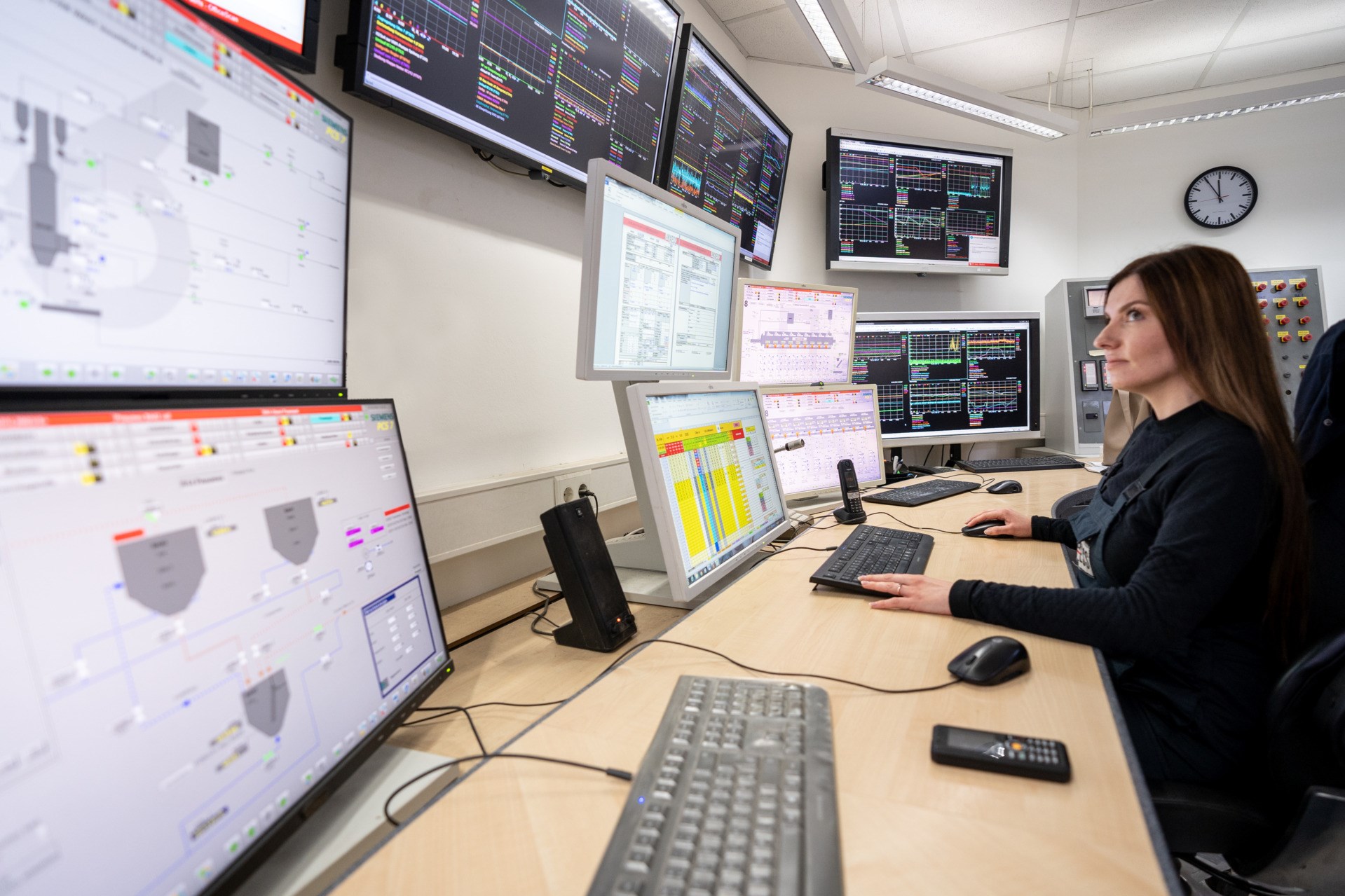 Marina Barthel in the control room of the hydrofluoric acid plant at Chempark in Leverkusen.
